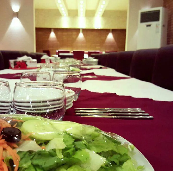 سالاد و میز چیده‌شده در رستوران خانه رز