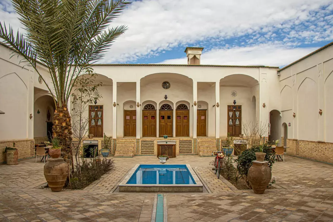 حیاط سنتی نگین با حوضچه و نخل