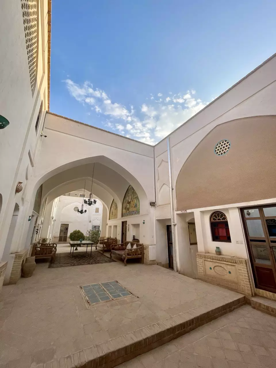 حیاط مرکزی هتل نگین با ایوان قوسی