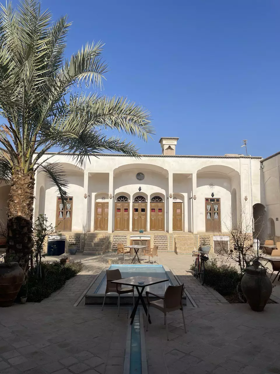حیاط هتل نگین با حوض باریک و نخل