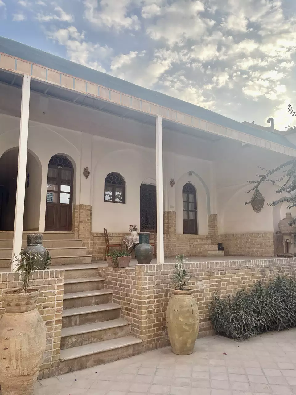 ایوان هتل نگین با پله آجری و گلدانهای سفالی