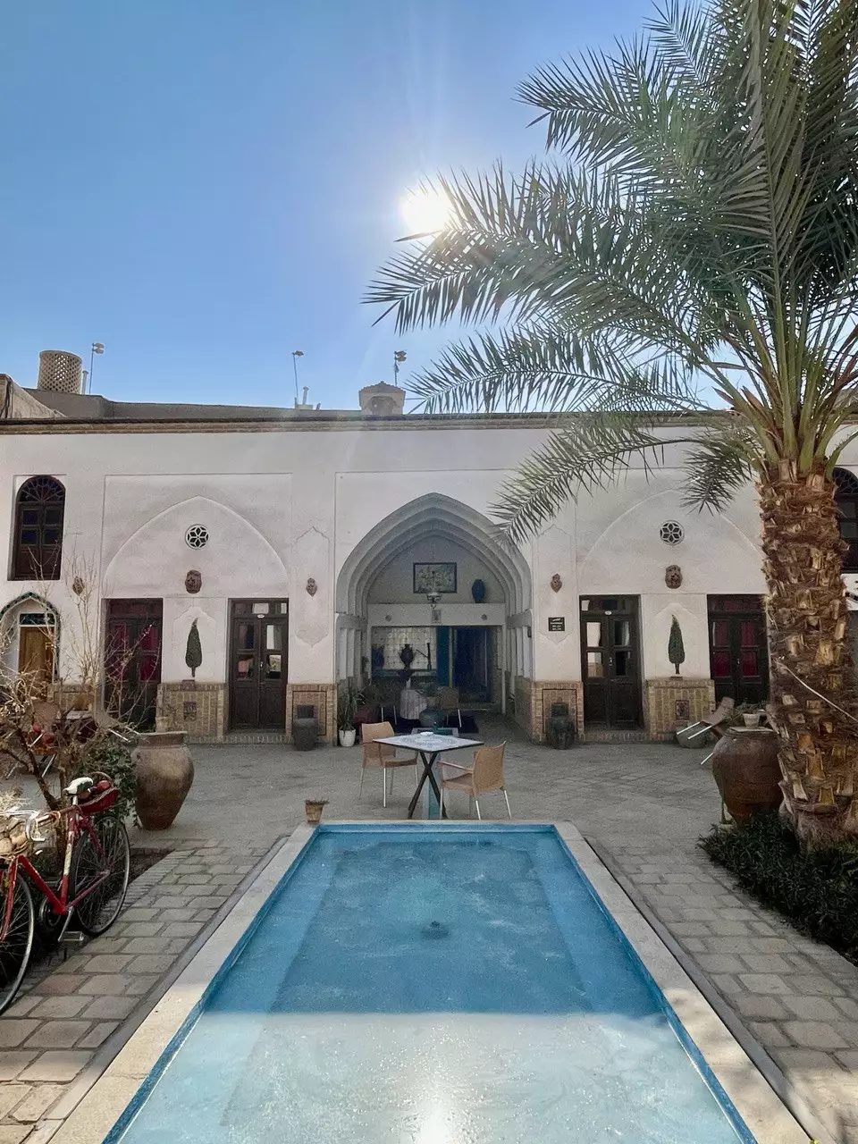حوض آب در حیاط هتل نگین کنار نخل بلند