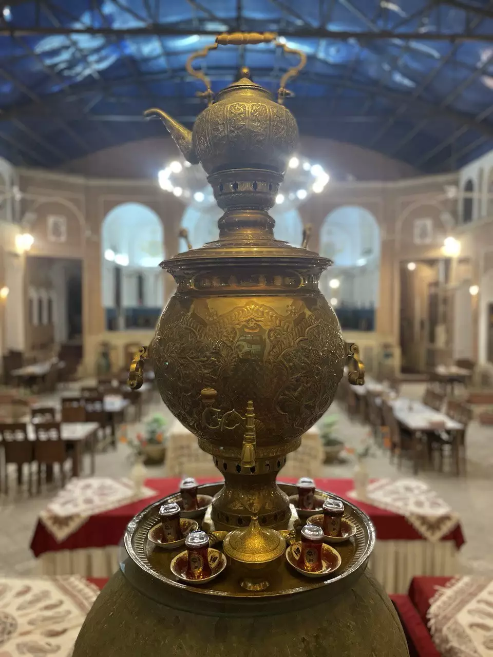 سماور برنجی بزرگ در سالن غذاخوری نگین