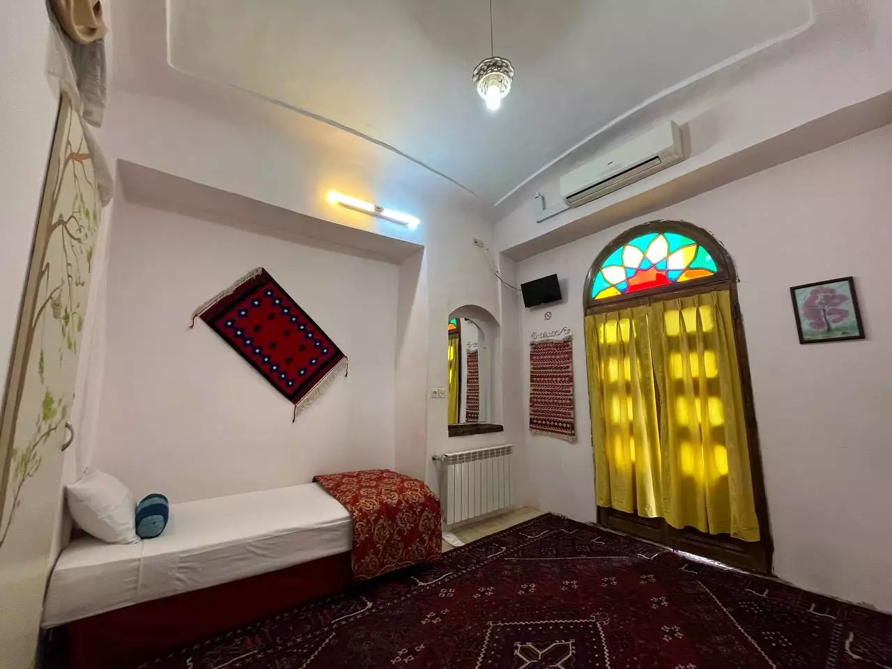 اتاق نگین با پنجره رنگی و تخت یکنفره