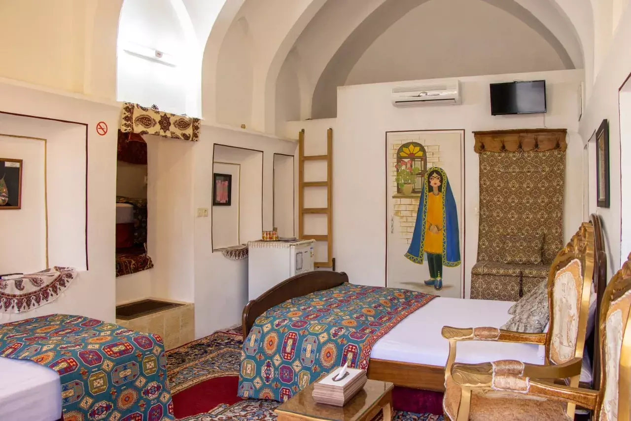 تختهای رنگارنگ اتاق سنتی هتل نگین