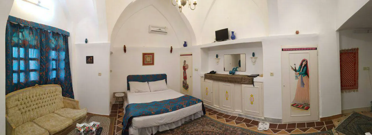 اتاق نگین با تخت دونفره و مبلمان سنتی