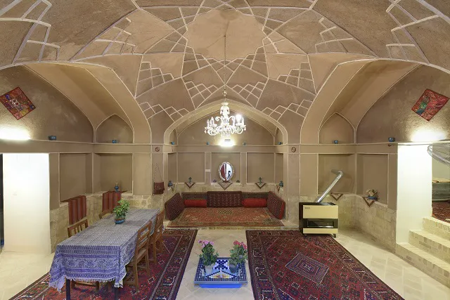 سالن پذیرایی سنتی با سقف گنبدی در هتل نگین