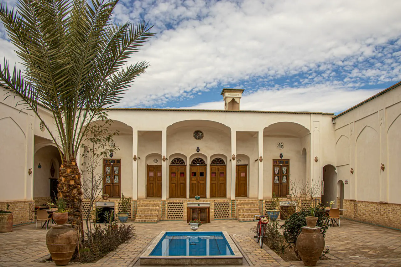 حیاط سنتی هتل نگین با حوض آبی