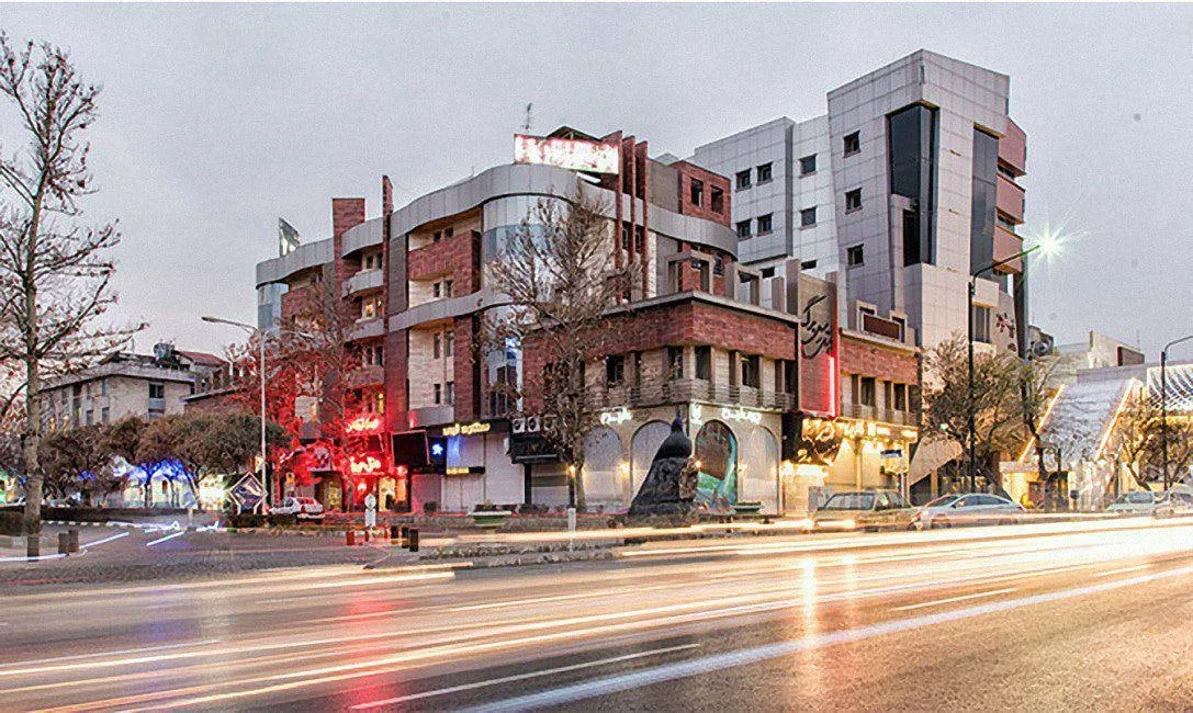 نمای بیرونی هتل سی برگ در خیابان هنگام شب