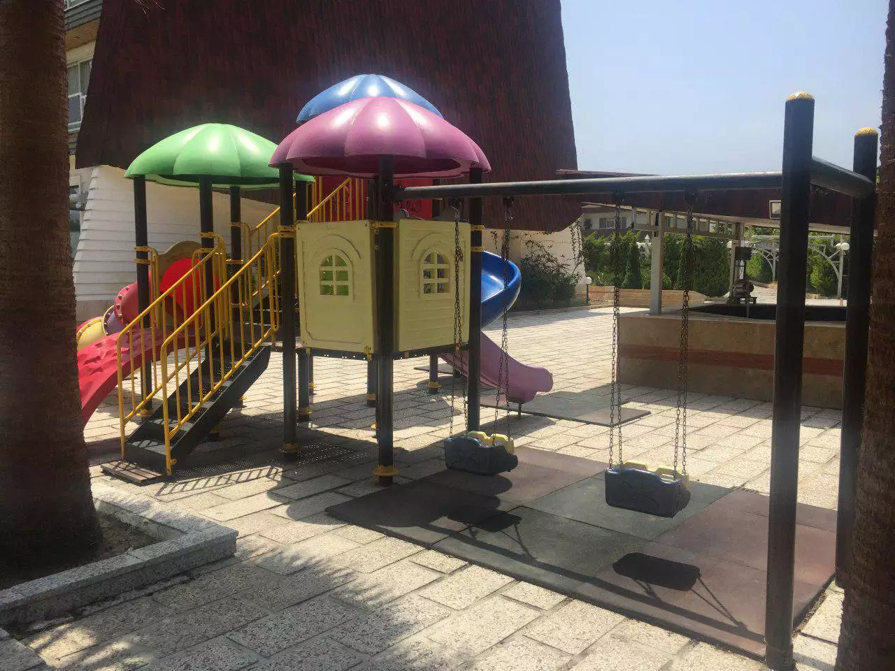 زمین بازی کودک هتل کوروش با سرسره و تاب