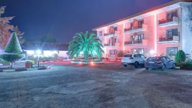 ساختمان نورپردازی‌شده هتل جهانگردی در شب