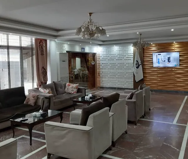 سالن نشیمن هتل جهانگردی با مبلمان و لوستر