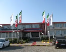 نمای ورودی هتل جهانگردی با پرچم‌ها