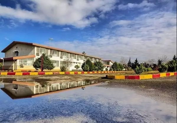 نمای هتل جهانگردی و انعکاس آن در آب