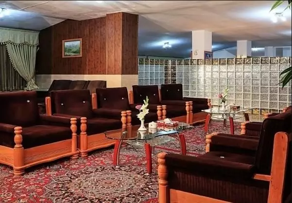 سالن نشیمن هتل جهانگردی با مبلمان چوبی