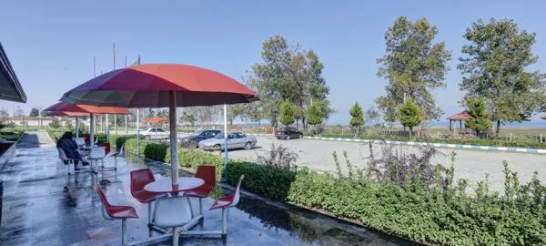 میز و صندلی زیر سایبان رنگی در جهانگردی