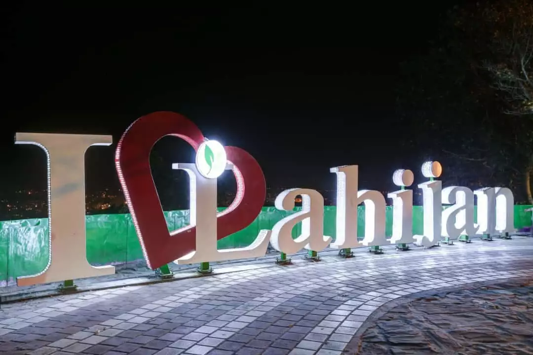 تابلوی شبانه پهلوان در پیادهراه نزدیک جهانگردی