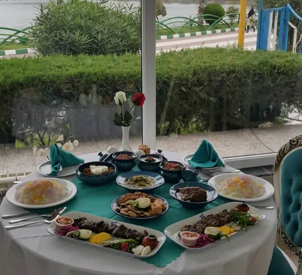 میز غذای ایرانی در رستوران جهانگردی