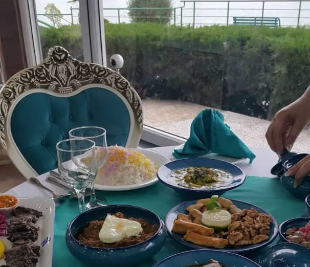 چیدمان غذای ایرانی روی میز جهانگردی