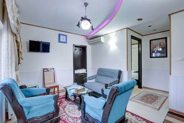 سالن نشیمن هتل جهانگردی با مبلمان آبی
