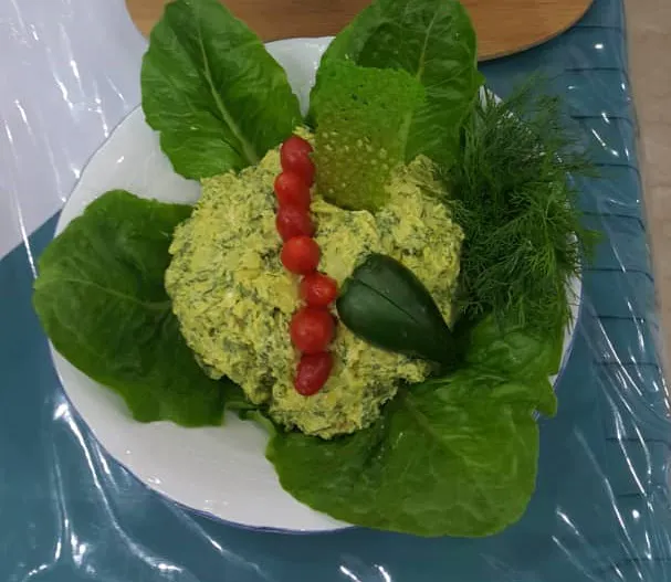 سالاد تزئینشده با گوجه و سبزیجات