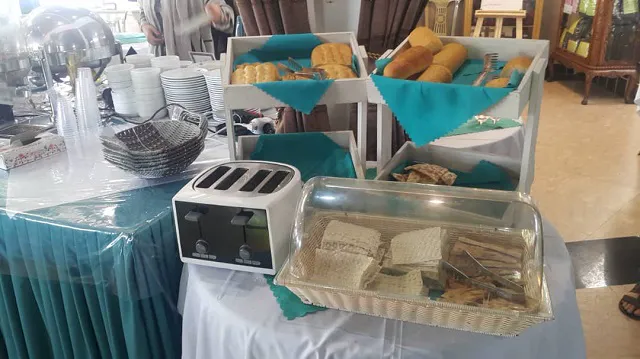 بوفه صبحانه جهانگردی با نان و تستر