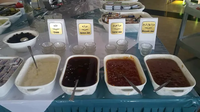 ظرفهای مربا در میز صبحانه هتل جهانگردی