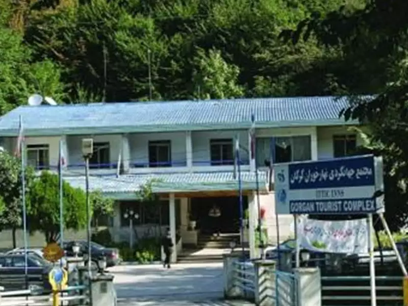 ورودی مجتمع جهانگردی ناهارخوران در میان درختان