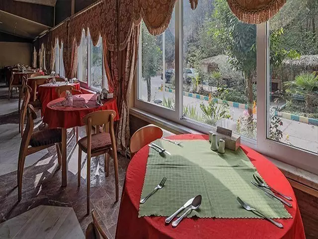 میزهای غذاخوری کنار پنجره در جهانگردی ناهارخوران