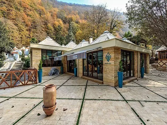 ساختمان جهانگردی ناهارخوران در میان جنگل پاییزی