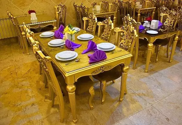 میزهای پذیرایی طلایی با ظروف چیده‌شده در هتل ستاره شرق