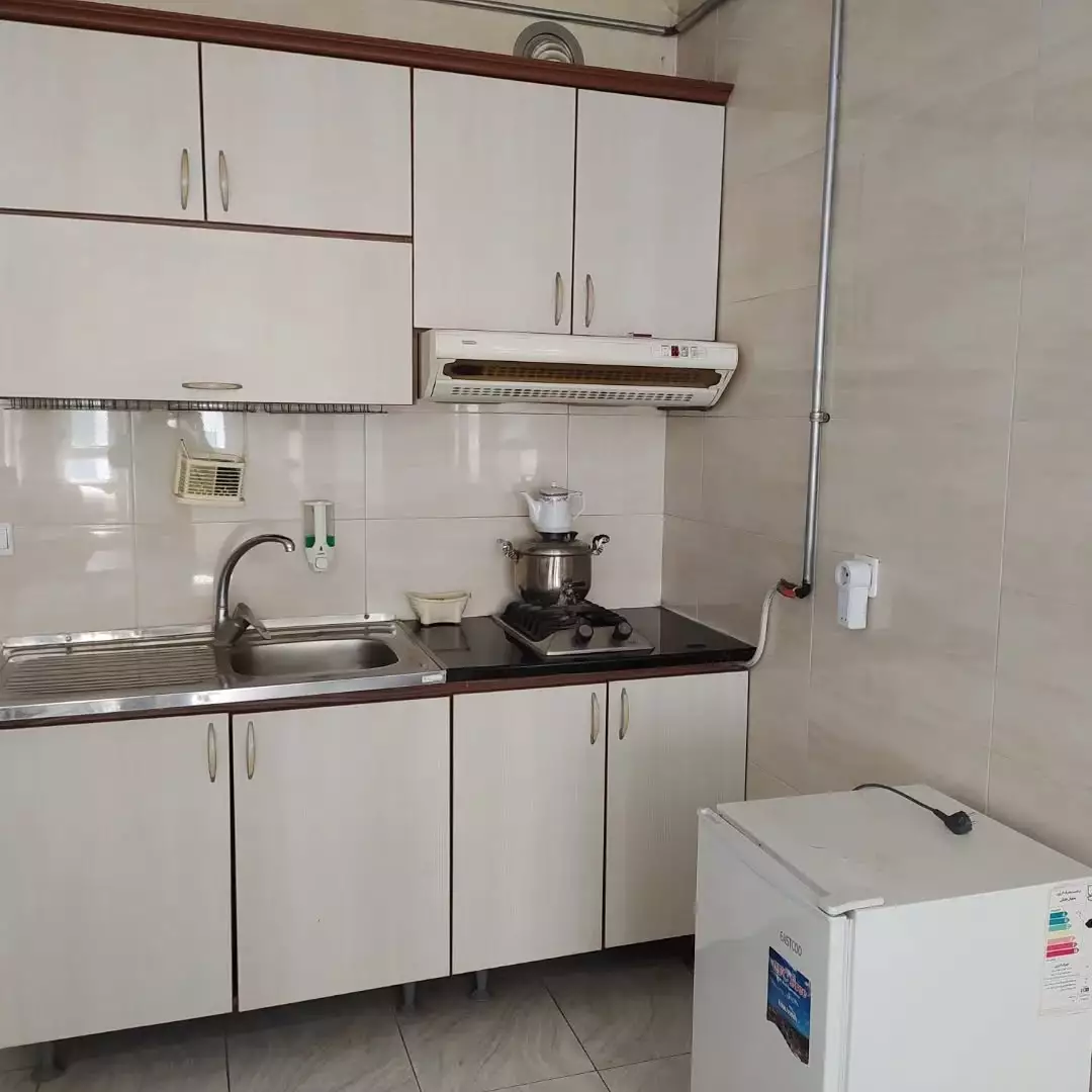 آشپزخانه هتل صدرا با کابینت و یخچال