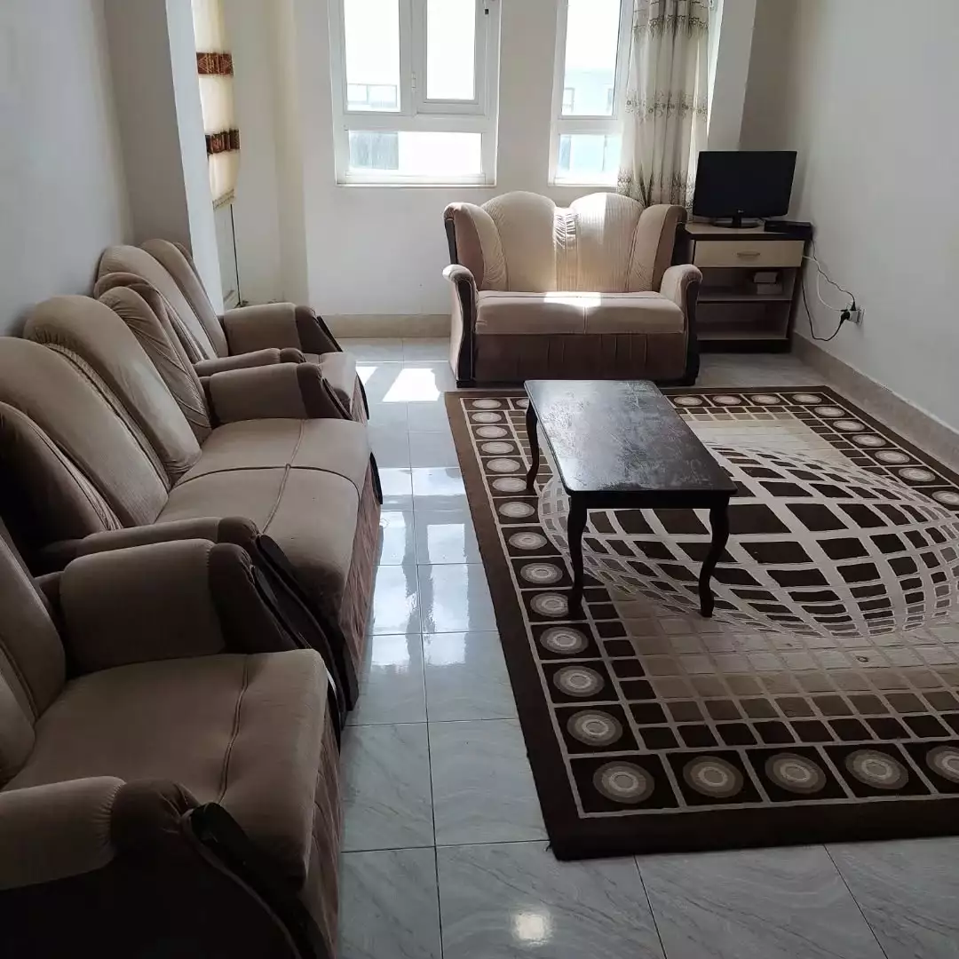 نشیمن هتل صدرا با مبل و فرش هندسی