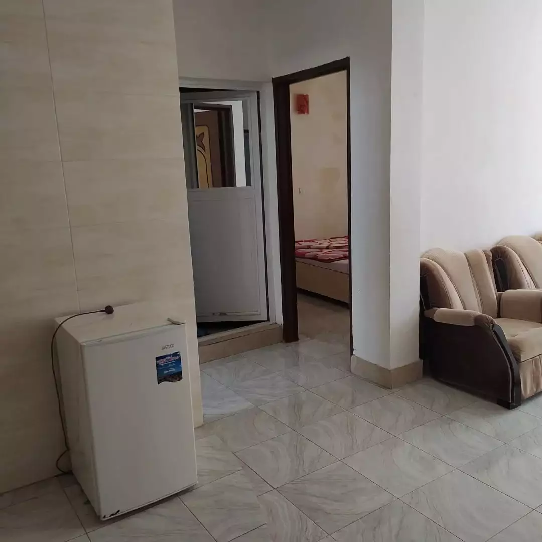 یخچال کوچک و فضای نشیمن هتل صدرا