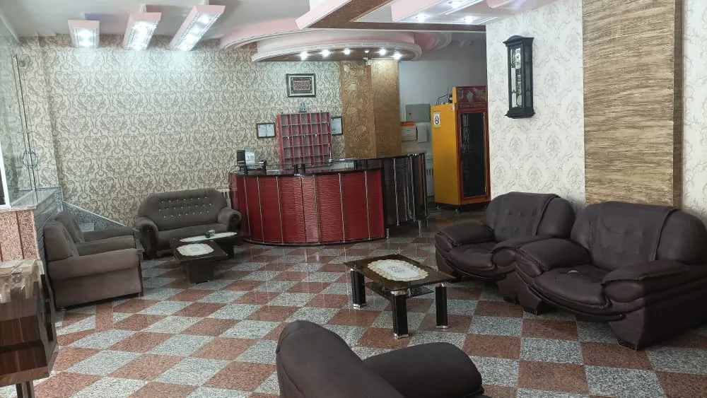 لابی هتل صدرا با مبلمان چرمی و میز پذیرش