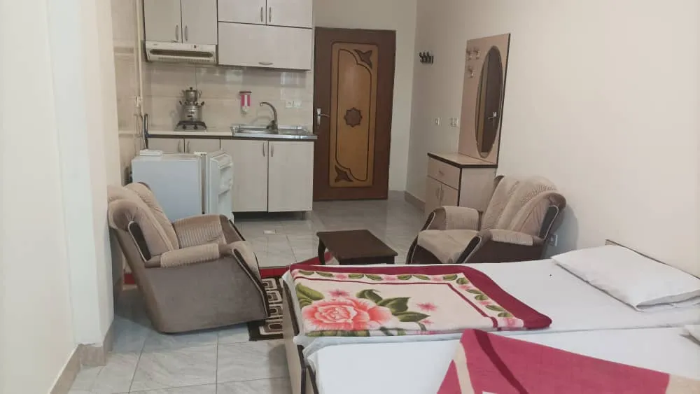 تخت و آشپزخانه کوچک هتل صدرا