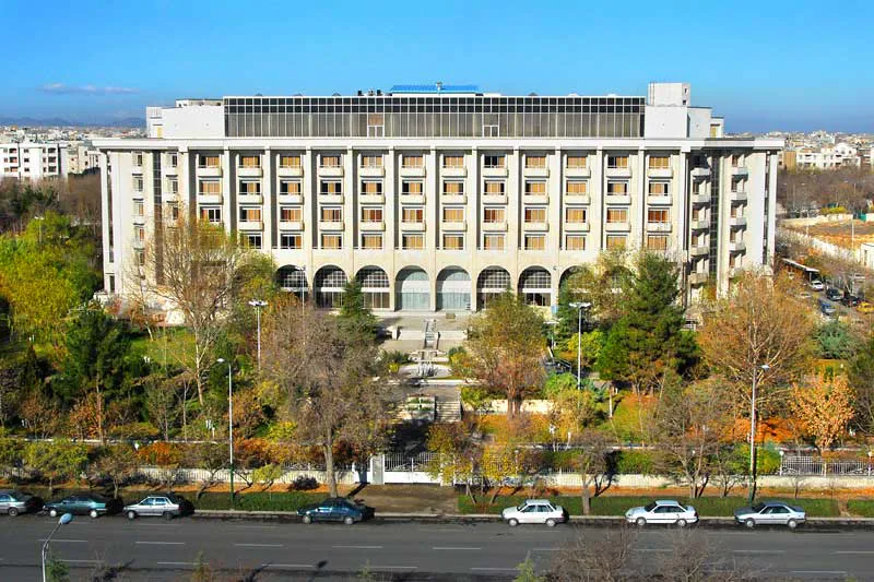 نمای بیرونی هتل بین المللی هما 2 در میان فضای سبز