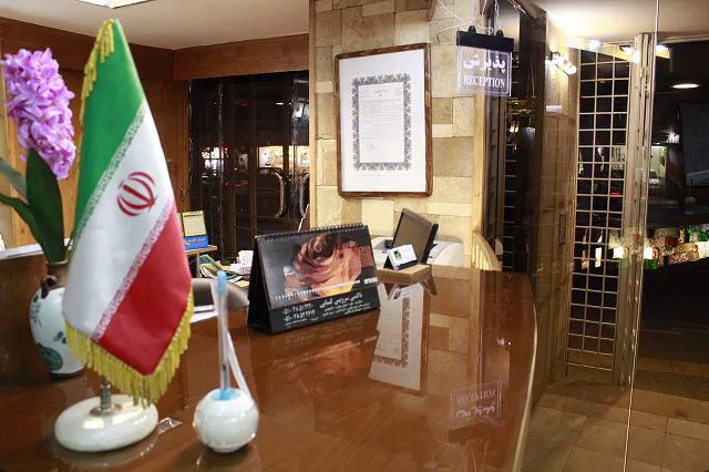 پیشخوان پذیرش و پرچم ایران در هتل پرهام