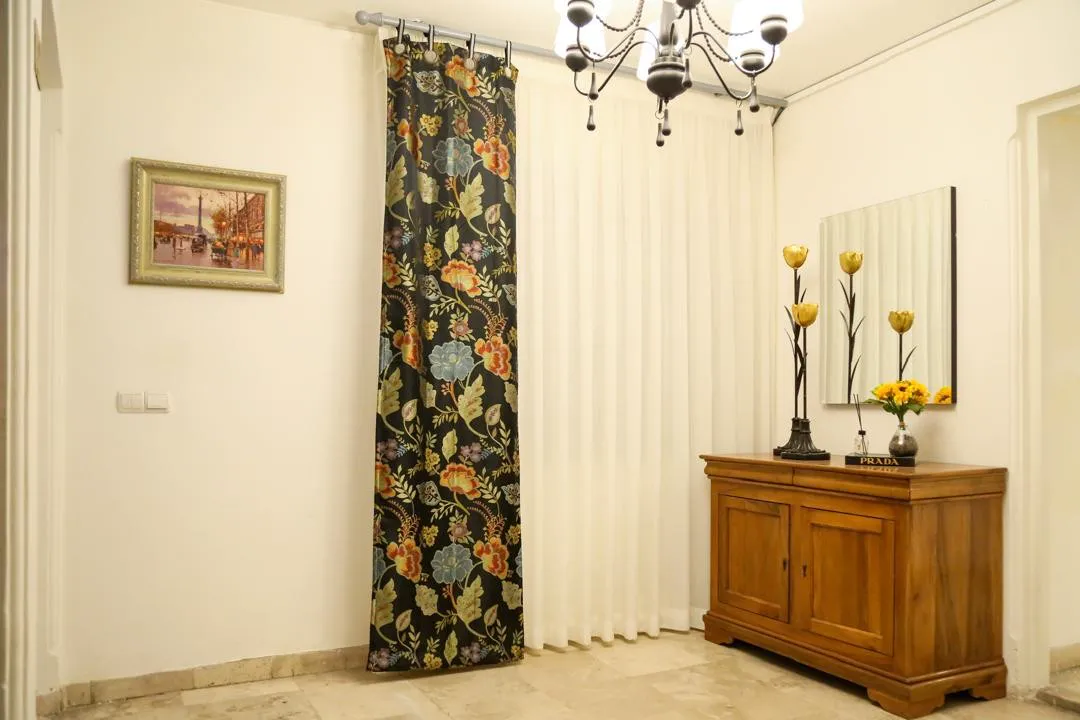 بوفه چوبی و پرده گل‌دار در هتل پرهام