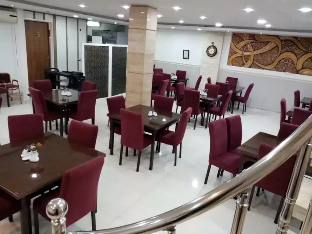 سالن غذاخوری هتل معین درباری با میزهای چیده‌شده