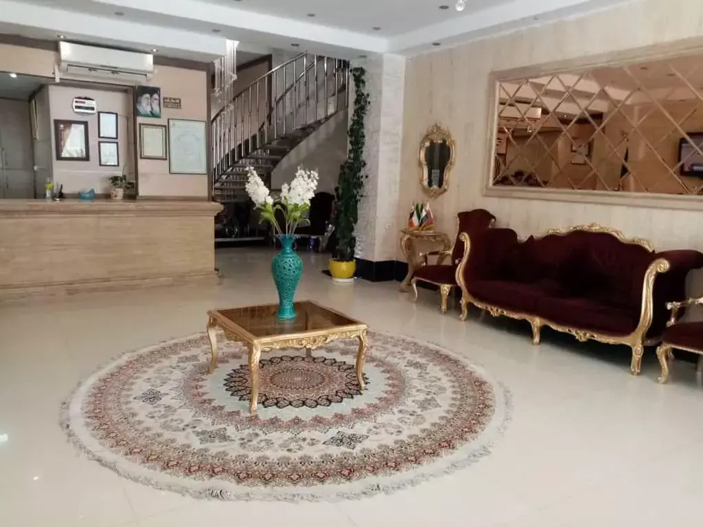 لابی معین درباری با مبلمان سلطنتی و میز مرکزی