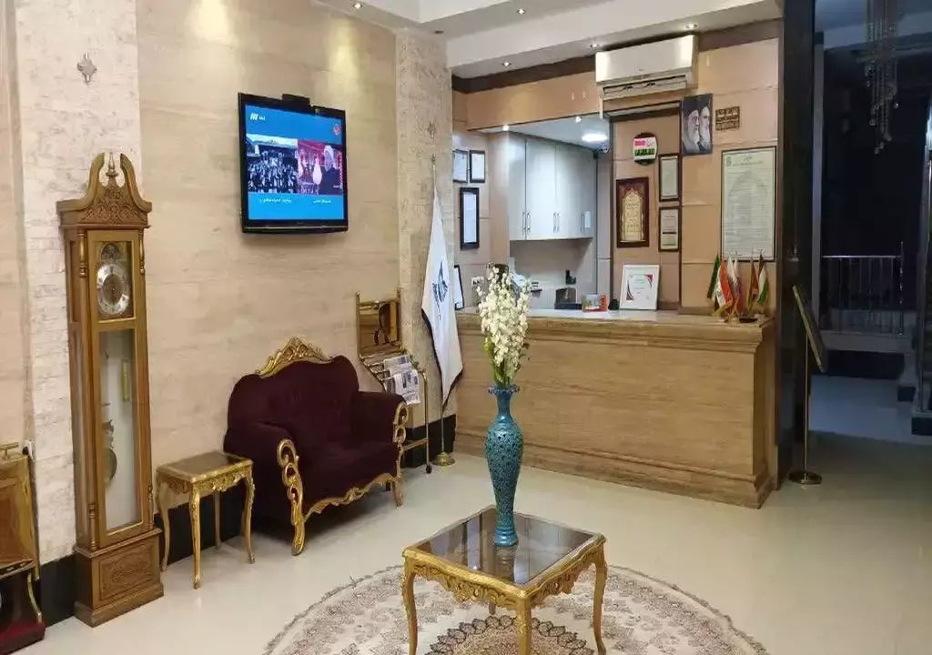 پذیرش هتل معین درباری با مبلمان کلاسیک