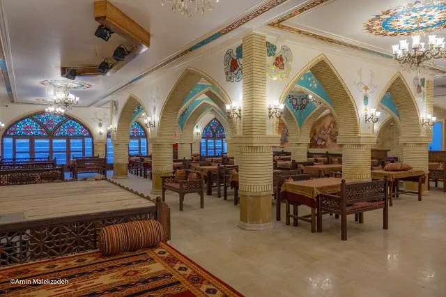سالن غذاخوری هتل آریانا با طاق‌های رنگی