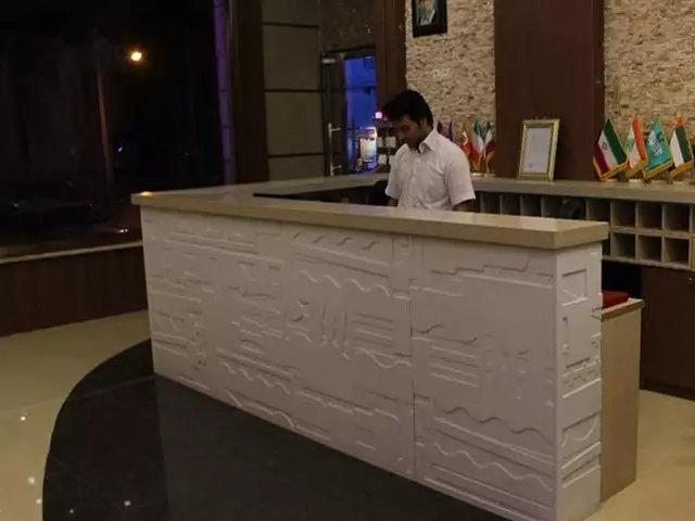 پذیرش هتل رنگین کمان با متصدی و پرچم‌ها