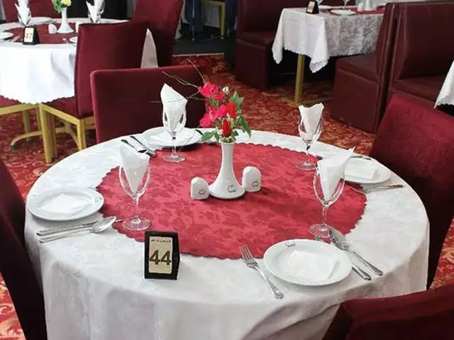 میز چیده‌شده رستوران هتل رنگین کمان