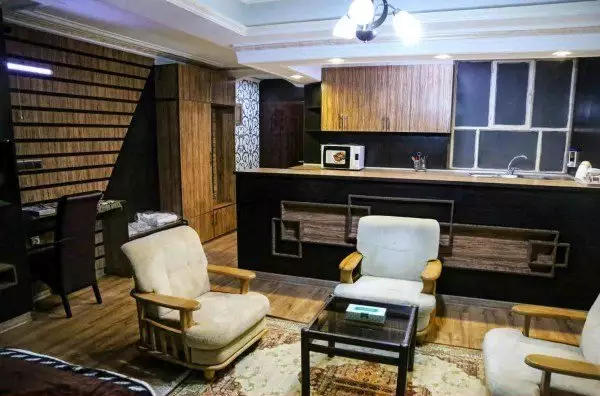 نشیمن هتل هدیه با مبل‌های کرم و میز جلو مبلی