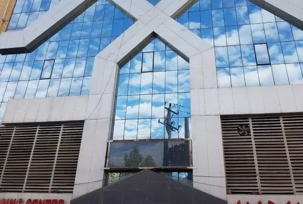 نمای شیشه‌ای هندسی ساختمان هتل هدیه