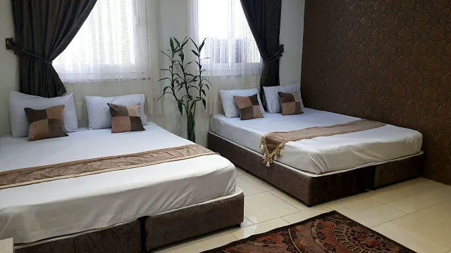 دو تخت دونفره کنار پنجره در هتل ارمغان