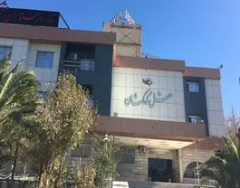 نمای بیرونی هتل کهکشان با ورودی و درختان