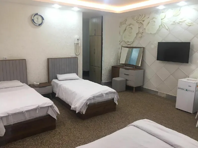 اتاق هتل کهکشان با تختهای یکنفره و تلویزیون